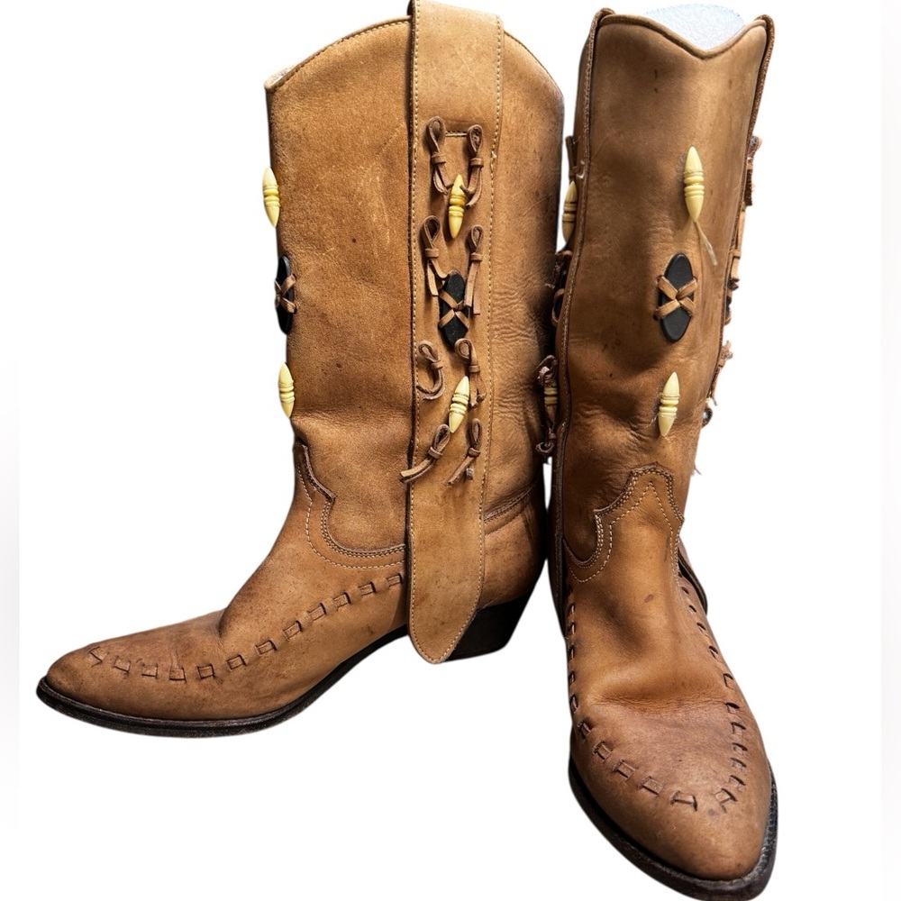 VTG 1980’s Dingo Leather Cowboy Boots w/ Horn Toggle beads and Whipstitch Detail